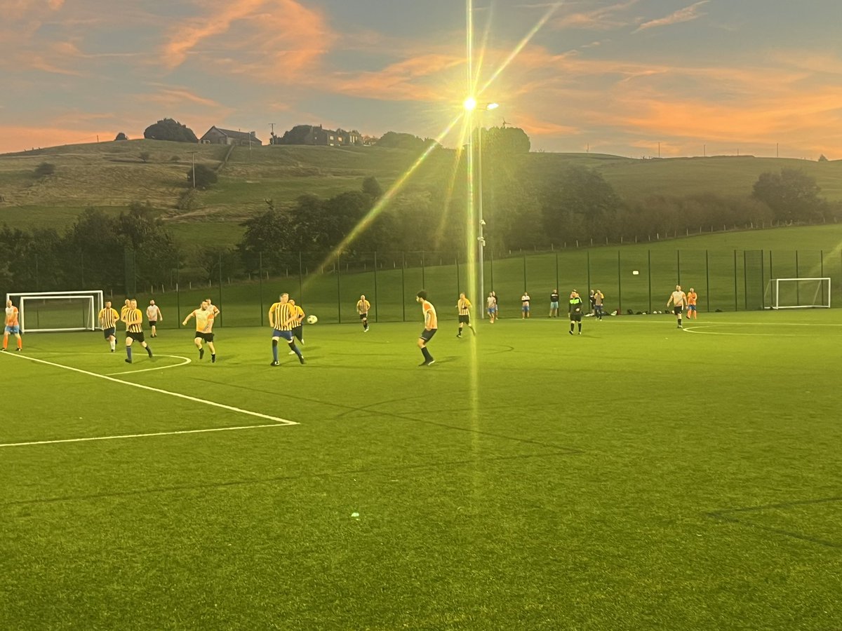 49 Veterans Teams, 1117 players aged 35+ signed on to play in the leagues. One of our leagues tonight at Brooksbank School, Halifax. If you are interested in Veterans football sign up here app.smartsheet.com/b/form/cb3253d…