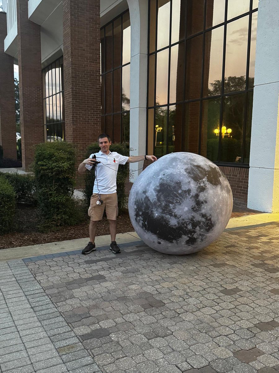 It was a beautiful evening at the Reflecting Pond~

Thank you for spending the night observing the Moon with us!
We hope to see you all again for more educational events.

#ObserveTheMoon