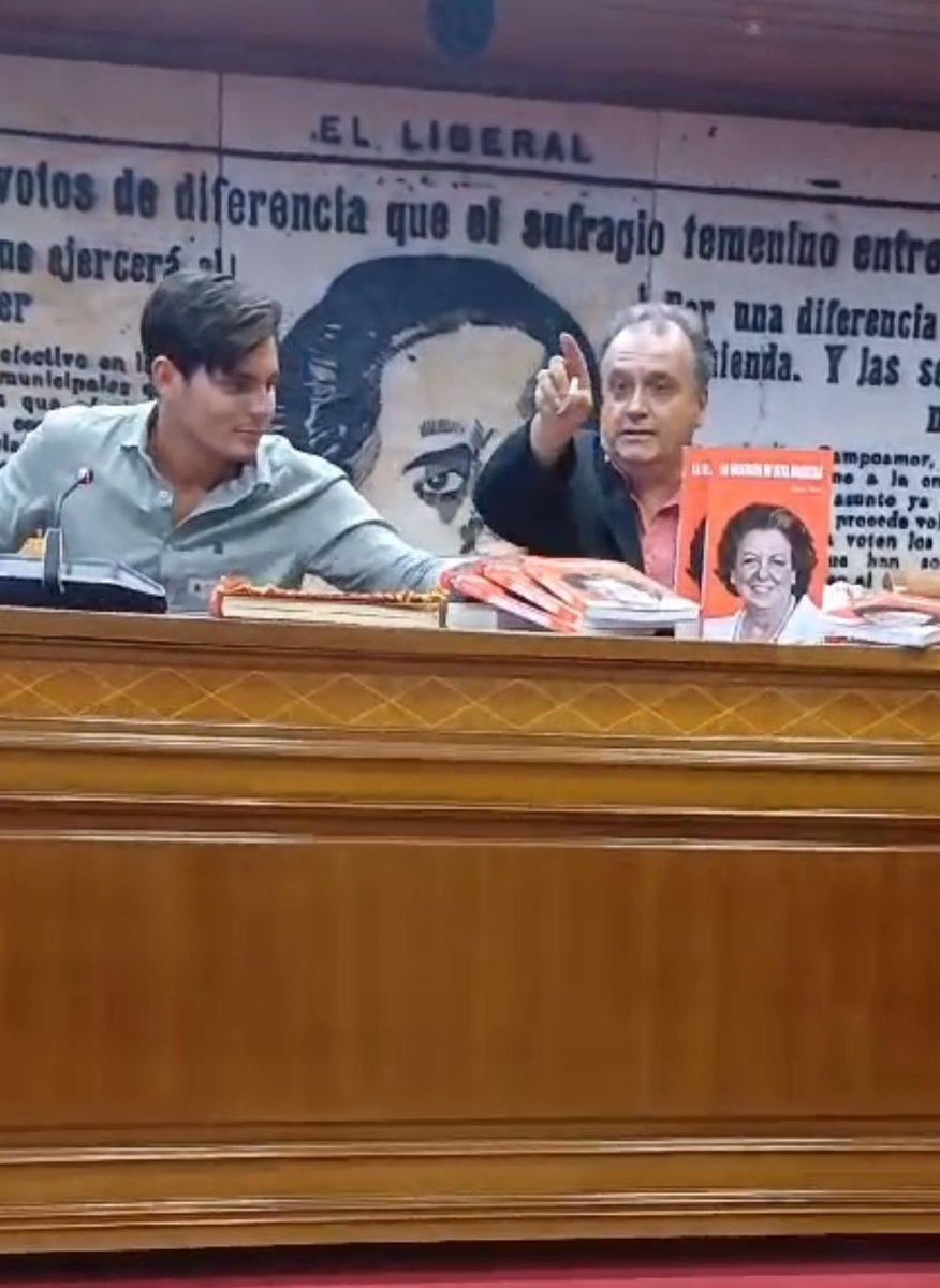 Hoy he presentado el libro de Rita Barberá en el Palacio del Senado. Historia de la política. 

Le doy las gracias a su escritor, Carlos Recio, por contar conmigo.