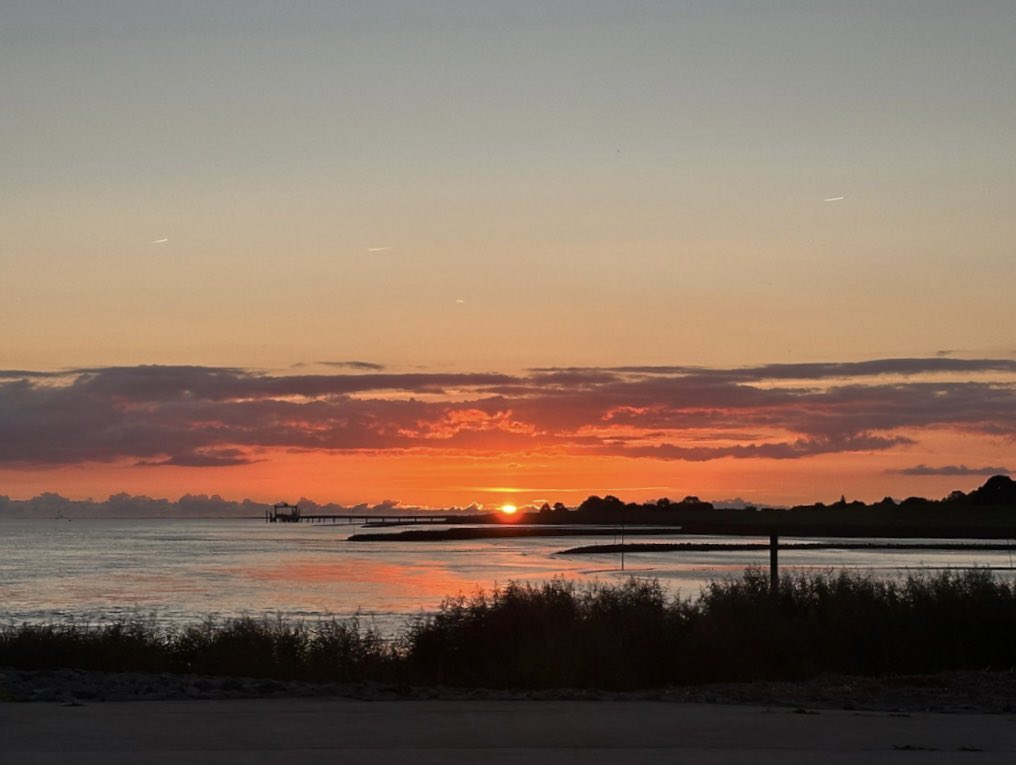 die_elbefaehre's tweet photo. Unser wunderschöner #Elbefaehre-Anleger, #Brunsbuettel, heute Abend beim #Sundowner 🌅 - von der Mole aus fotografiert. Herzlichen Dank an as. 🫶 #dieElbefaehre [os] https://t.co/7BxuuRYM8w