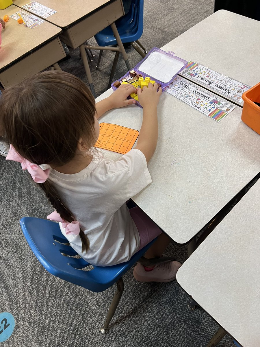 ElliottSha24549's tweet image. Henderson Elementary is growing minds with representation and concrete models. #MidlandISDMath