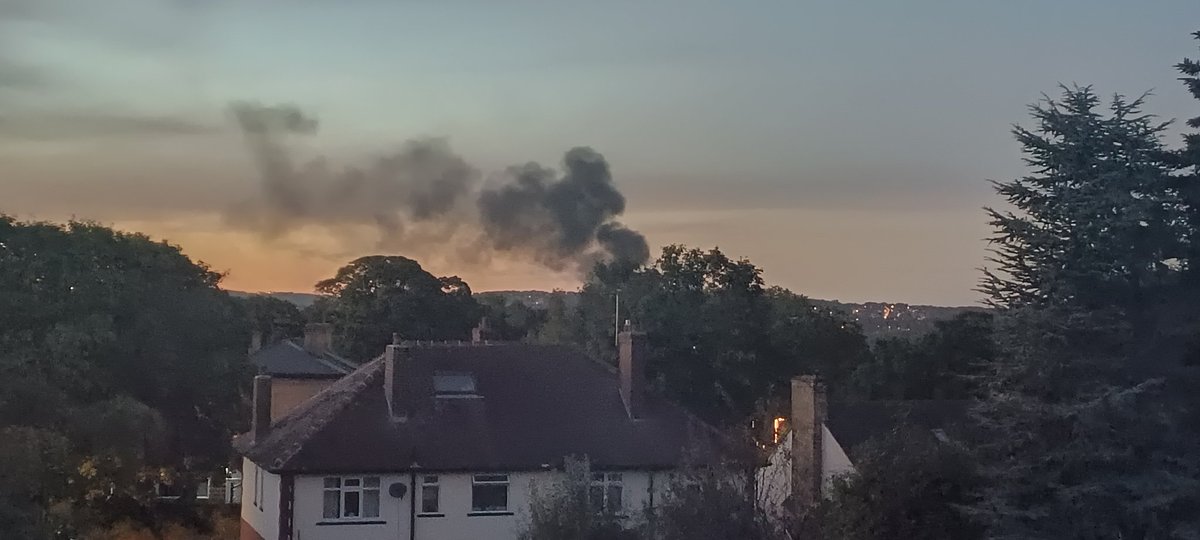 ChrisMouki's tweet photo. Looks like a fire somewhere near #kirkstall https://t.co/Z5T73ImiyH