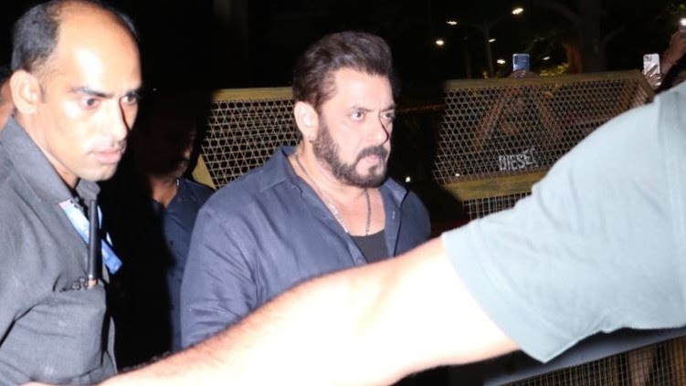 Bollywood actor Salman Khan visited Malaika Arora's house a day after the tragic death of her stepfather Anil Mehta. He returned to Mumbai amid the shoot of his upcoming film Sikandar and headed straight to meet Malaika and her family. Several pictures and videos have surfaced in