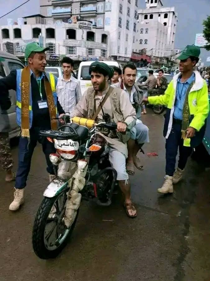 مدير أمن محافظة إب ابو علي الكحلاني 
تنكر اليوم وشل متر وعمل زيارات للشوارع والجولات والله اعجبتني الحركة وبايكتشف بلاوي بالتوفيق بهذا العمل انا معك 
الكحلاني 
رجل دوله
سلام ربي عليه