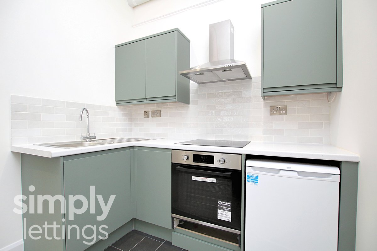 simplylett's tweet photo. #ToLet A modern studio #Flat in central #Hove - £950pcm! VIDEO TOUR: https://t.co/pmP5EEocm2 PROPERTY DETAILS: https://t.co/iOTylgnFwx Call 01273 729 000 to view! #Lettings #Property #Brighton #SimplyLettings https://t.co/GGv5q4WZkp