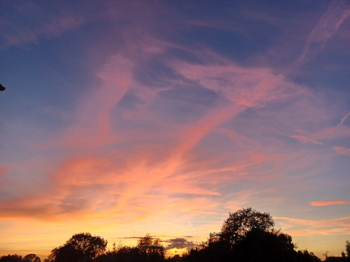 Cracking sky a tad earlier, glad I didn't miss that 😁 Wish you all a magnificent Monday!