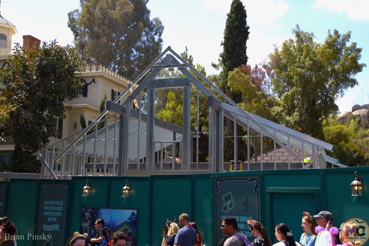 JimShull's tweet photo. Judging by this image #Micechat this building is to close to the guest walkways. During Fantasmic, during holidays, during peak season this area will be gridlocked. Surprised this got approved. #HauntedMansion https://t.co/DSqNbsJfC2