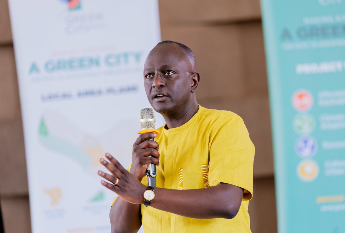 greencitykigali's tweet photo. Engaging the community is vital.

@Kinyinya_Sector, @GreenCityKigali, and @CityofKigali held a meeting in Kinyinya to discuss the components and implementation of the new Green City Master Plan.

View the Master Plan: https://t.co/k3oK7suX0T

#GreenKinyinya | #GreenRwanda 🇷🇼🌿 https://t.co/aPoK4UPasx