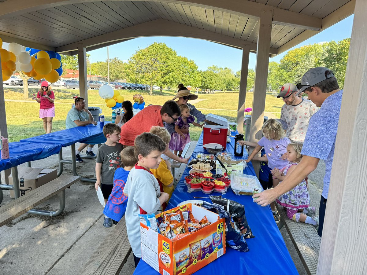 Beautiful weather for the Kindergarten Picnic and so much fun!  🦁💙😃