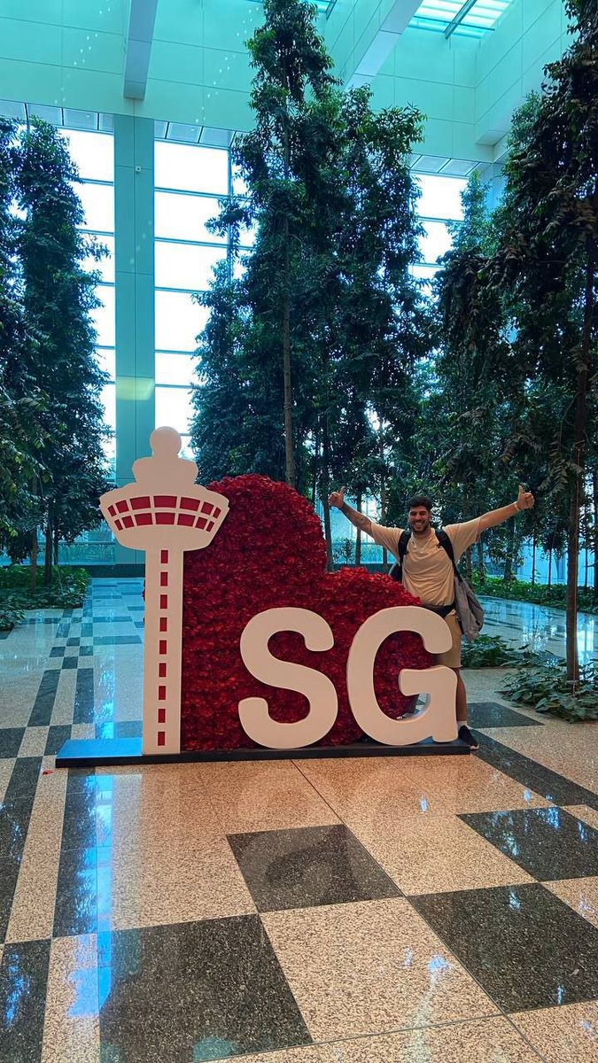 Artur_RS_'s tweet photo. 21 DÍAS VIAJANDO POR EL ECOSISTEMA DE SOLANA DÍA 11

Tras un largo vuelo de 17 horas, hemos llegado a Singapur.

Sin embargo, parece que nuestras maletas decidieron hacer una estancia más larga que la nuestra en Arabia Saudita, hemos hecho escala de una hora y media pero nuestras maletas al parecer siguen ahí y no sabemos con certeza cuando las recibiremos si es que las recibimos. Aún así, estoy listo para explorar esta increíble ciudad, conocer a la comunidad y sumergirme en el ecosistema de Solana.

No hay nada ni nadie que me detenga.  Aunque haya tenido que gastar 200 dólares en ropa de emergencia y perder 3 horas reclamando, mi espíritu sigue intacto y la emoción por lo que está por venir no ha disminuido ni un poco. ¡Este viaje es una aventura en sí misma y estoy aquí para aprovechar al máximo cada momento!

La semana que tenemos por delante está llena de oportunidades y eventos emocionantes. No puedo esperar para ver lo que esta experiencia tiene reservado para nosotros. Por ahora os puedo decir que, los noodles han superado las expectativas, la ciudad se ve preciosa de noche y el 80% de humedad hace que te suden hasta las pestañas.

¡Singapur, allá vamos!
