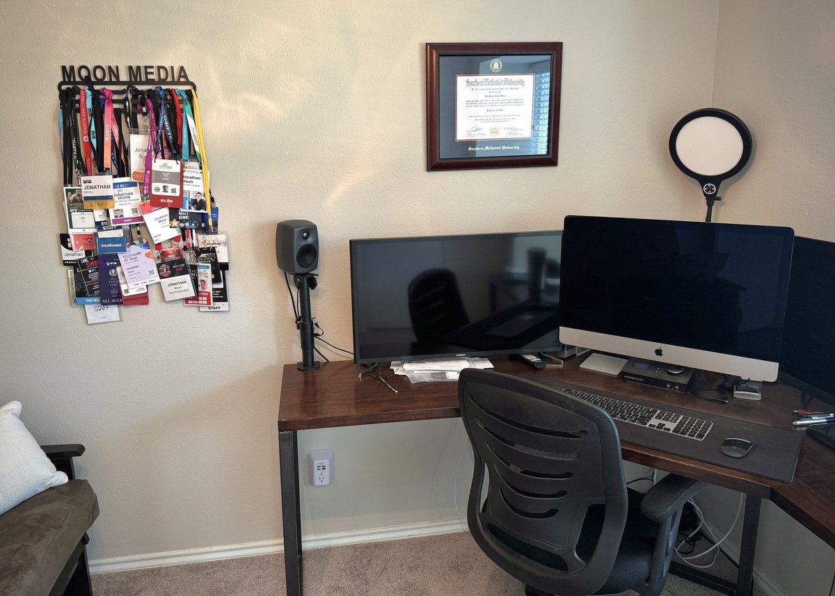 JonathanMoon's tweet image. For years I’ve contemplated how to creatively display the many backstage pass credentials I’ve acquired over my career. Today I finally figured something out

#WorkInProgress #MoonMedia #CorporateVideo @MoonMediaTV