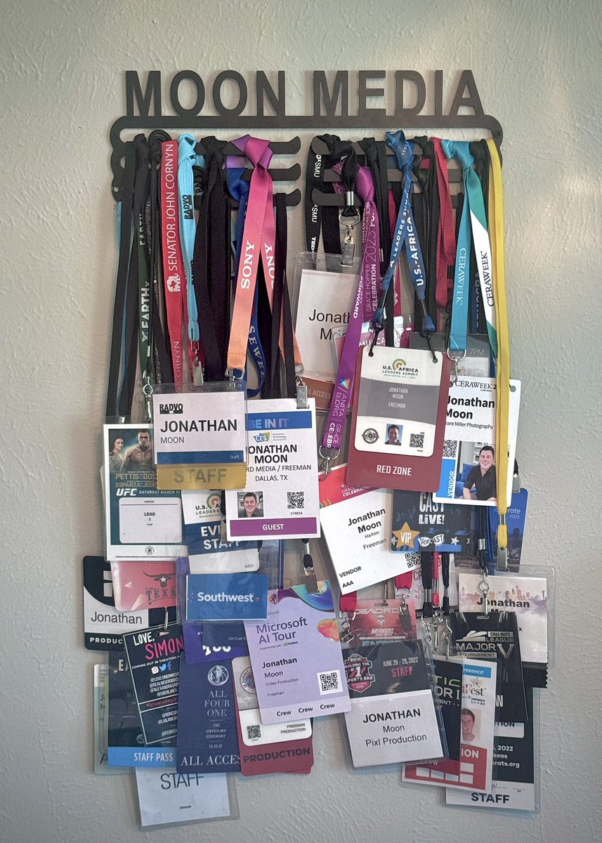 JonathanMoon's tweet image. For years I’ve contemplated how to creatively display the many backstage pass credentials I’ve acquired over my career. Today I finally figured something out

#WorkInProgress #MoonMedia #CorporateVideo @MoonMediaTV