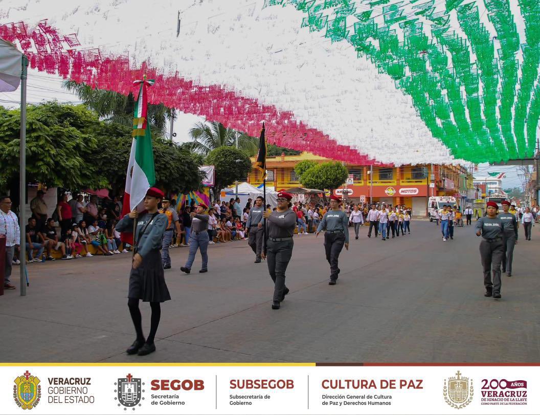 Esta mañana, de #16deseptiembre la Mtra. Saira Gabriela Vásquez Aragón, Directora General, en representación del Gobernador Ing. Cuitláhuac García Jiménez, acompañó al Alcalde de #MartinezdelaTorrede, con motivo del desfile del Grito de Independencia de México.