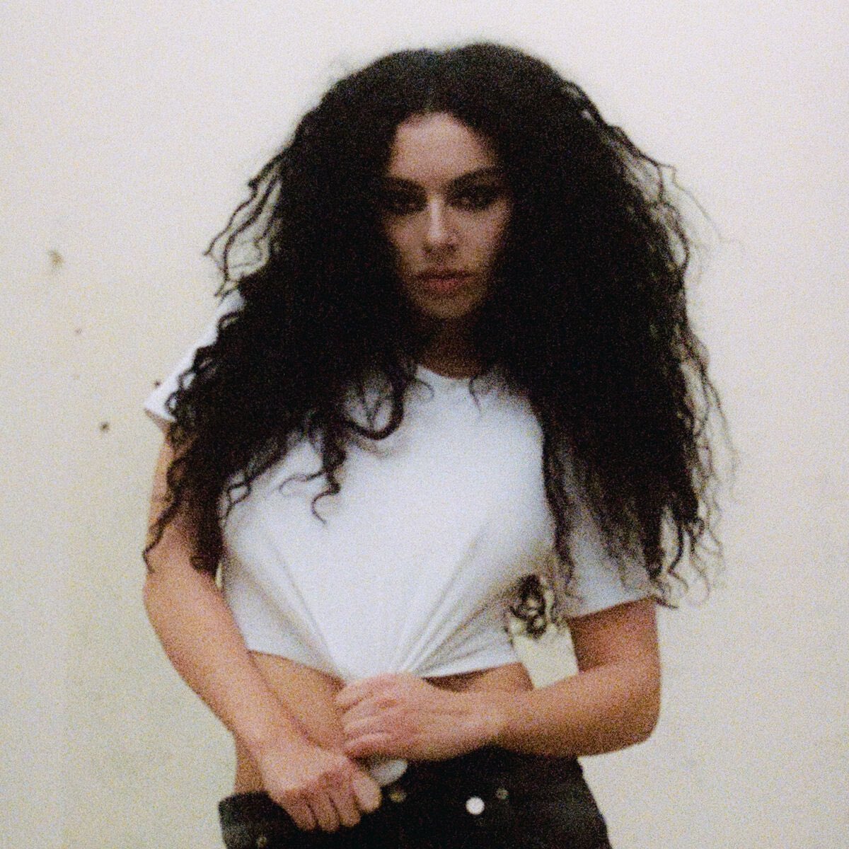 PopCrave's tweet image. Charli xcx tells fans to set their alarms for tomorrow at 9 am EST.