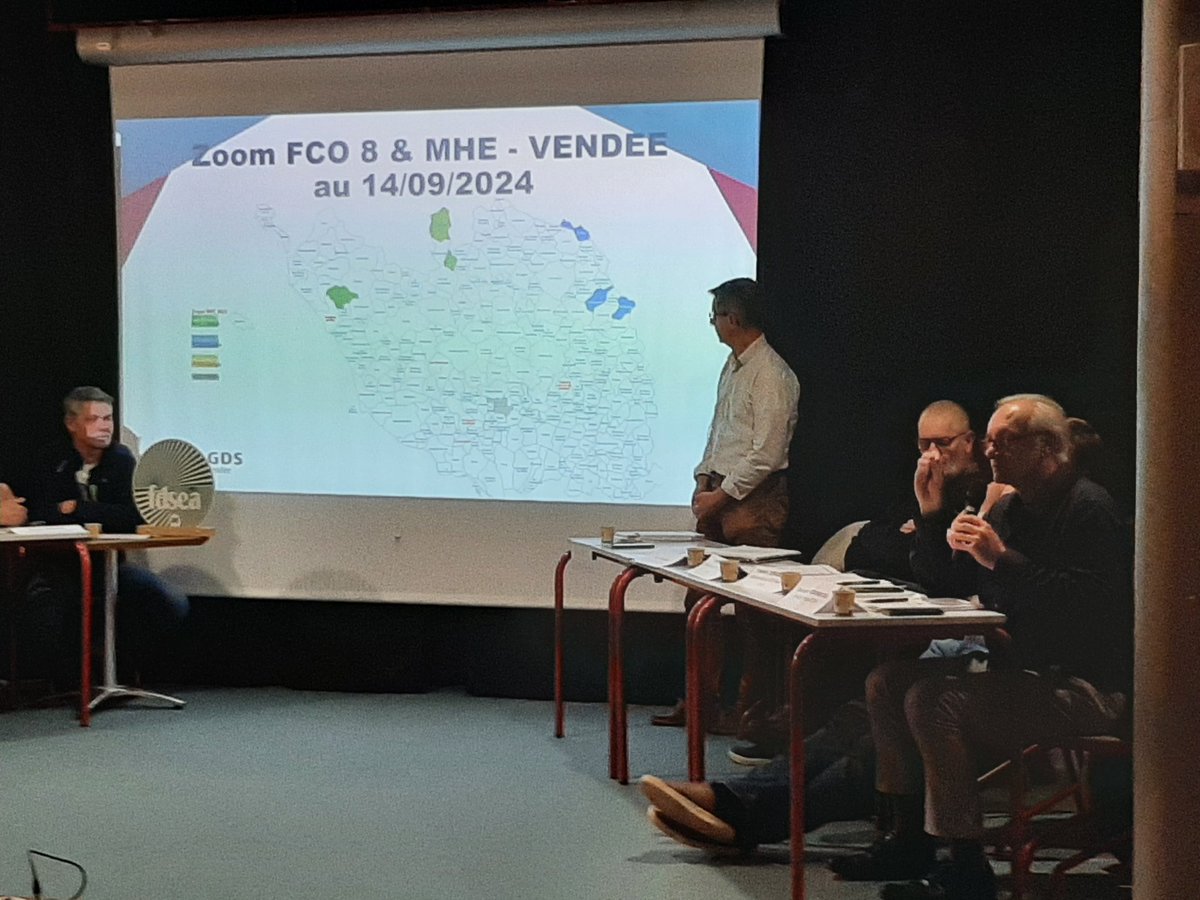 Réunion d'information auprès des éleveurs vendéens ce soir sur la #MHE et la #FCO 3 et 8, signes cliniques, risques, vaccinations, explications et réponses aux questions avec la DDPP, le GTV et le GDS. Organisée par #FDSEA85 +<a href="/JAVendee/">JA de Vendée</a>. En cas de doute : appel du vétérinaire