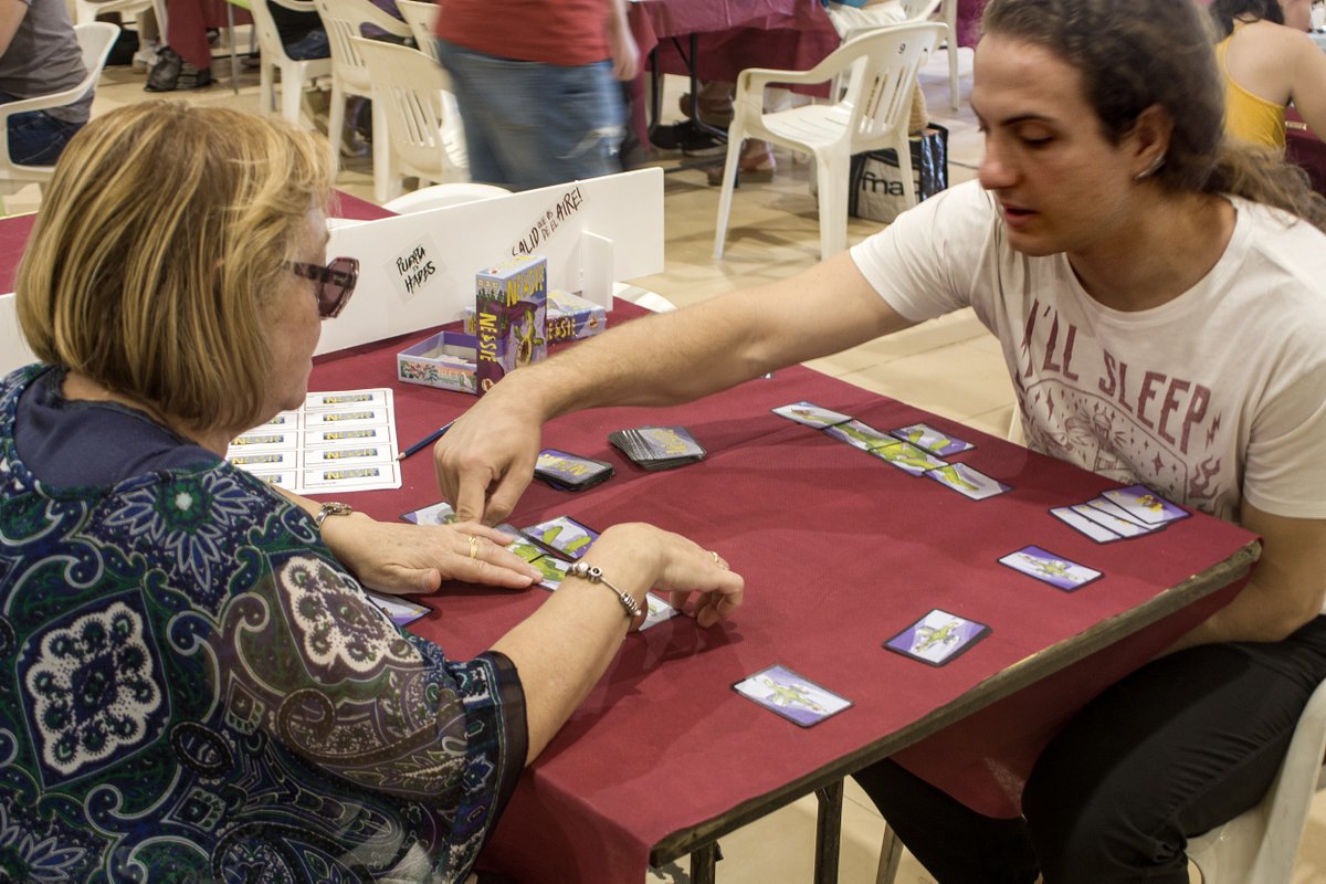 puertadehades's tweet photo. En #salidqueosdeelaire nos encanta ver a toda la familia disfrutando de juegos de mesa como Nessie. Super-sencillo de explicar, un juego para todo el mundo que picó mucho a la gente. ¿Seguro que quieres otra carta más a ver si encuentras a Nessie? https://t.co/JKYhQfaSji