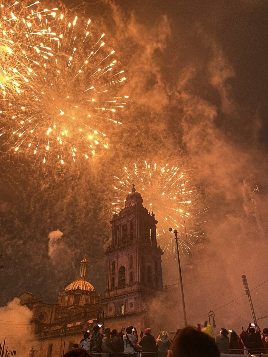 LuisdaSoco's tweet photo. ¡Vivan las heroínas y héroes que construyen la Nación!
¡Vivan las Madres Buscadoras!
¡Vivan las Luchas por la Justicia!
¡Viva la Equidad real!
¡Viva México! 🇲🇽
¡Viva la Soberanía!
¡Viva la Independencia!

#16Septiembre https://t.co/r9P3zuot3O