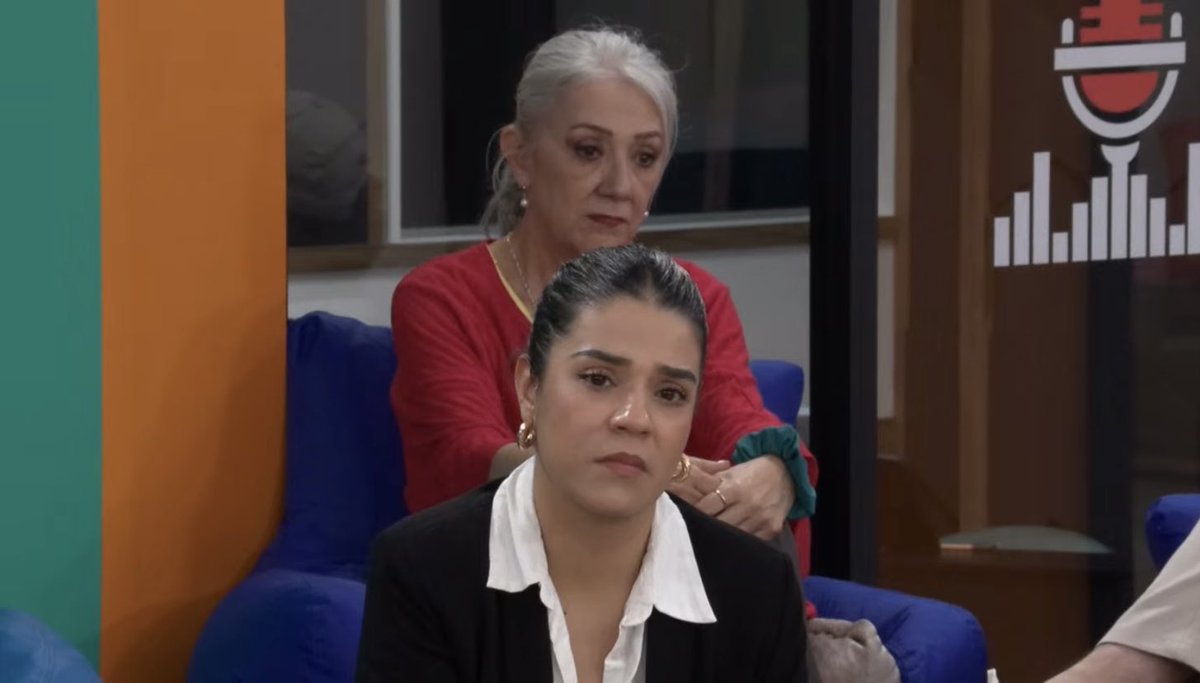 fabi_fcim's tweet photo. Solo con mirar las caras de las maestras mujeres pueden entender lo que significa para una mujer encontrase en esa situación…pero claro quién habló? Los maestros hombres, hablando de energía y simbolismo! Lo único que tenían que decir era “Te pedimos una disculpa Mar”#LaAcademia https://t.co/GAPofIfQzH