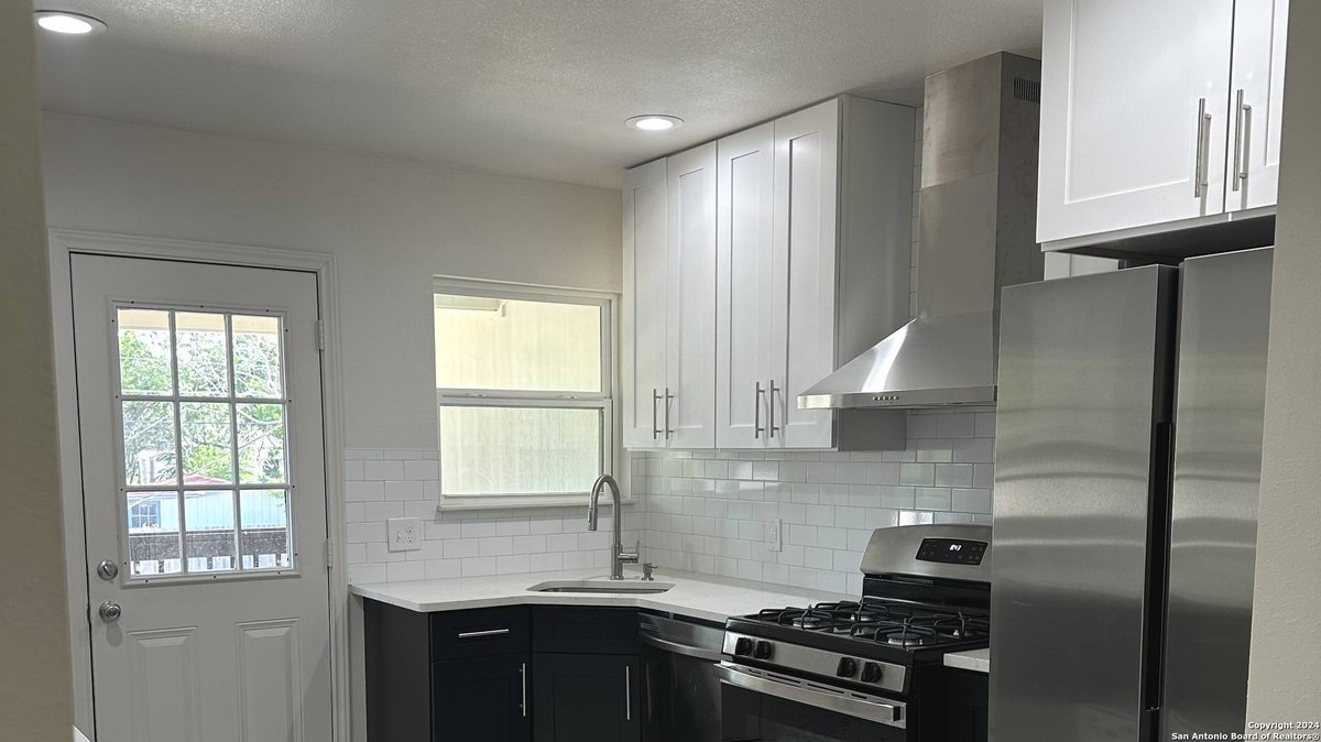 AmorDelavega's tweet photo. 109 alexander hamilton UNIT B, Upstairs San Antonio, TX 78228 just hit the market!  Call today for a showing at         210-421-7823. Newly renovated. Center of San Antonio.
Take a look at this awesome space: https://t.co/avv7ypikQv https://t.co/ULl7tdesQZ