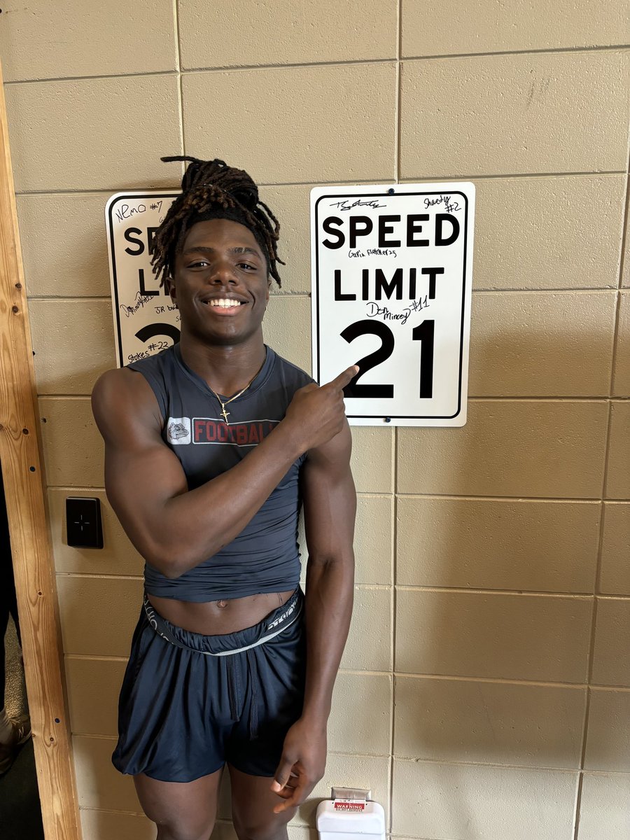 ToombsFootball1's tweet image. Sophomore Running back Don Mincey got to sign his name on the 21MPH speed limit sign. He hit 21.5 on a 60 yard touchdown run last week against Charlton County.  He is the 4th Dog to reach over 21MPH this year. #beadog #fastdogs @BVEvery