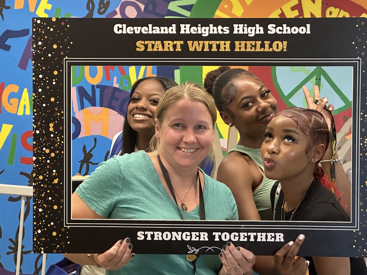 Heights High started #StartWithHelloWeek with a friendly "Hello" as they took a few moments to take a picture with a familiar or new face! 🐯📸💚 

Start With Hello is a national campaign dedicated to making new social connections and creating a sense of belonging among youth.