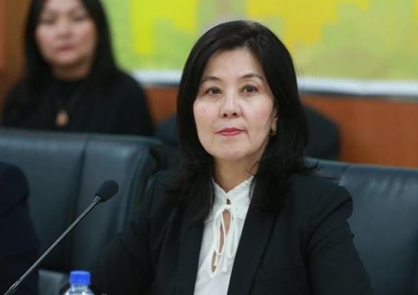 ЭМДЕГ-ын дарга Бямбасүрэн, нэхэмжлэлийн хэлтсийн дарга Төвшин нар эмнэлгүүдээс авлига авч худал бичилт хийж ЭМДсанг тонож байсан тул өчигдөр АТГ-аас баривчилсан байна. Эрүүл мэндийн сайдын шуурхай хурлын үеэр түүнийг баривчилжээ