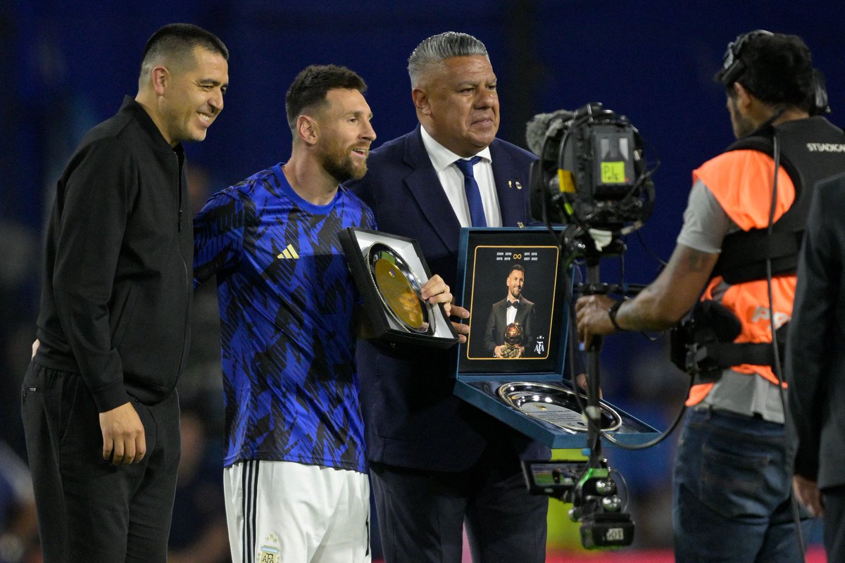 Tapia será reelecto en AFA con Riquelme como vicepresidente Riquelme durante un reconocimiento a Messi con Tapia en La Bombonera.