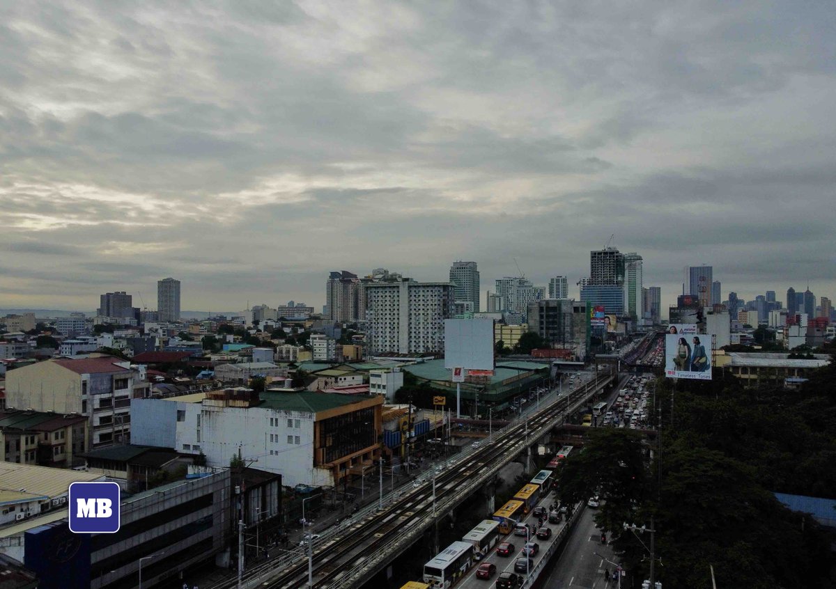manilabulletin's tweet image. LOOK: Dark clouds were visible in the Metro Manila sky on Tuesday, September 17. 

According to PAGASA, Tropical Depression #GenerPH has intensified the Southwest Monsoon, bringing heavy rains and gusty winds to Metro Manila, Ilocos Region, Cordillera Administrative Region,…