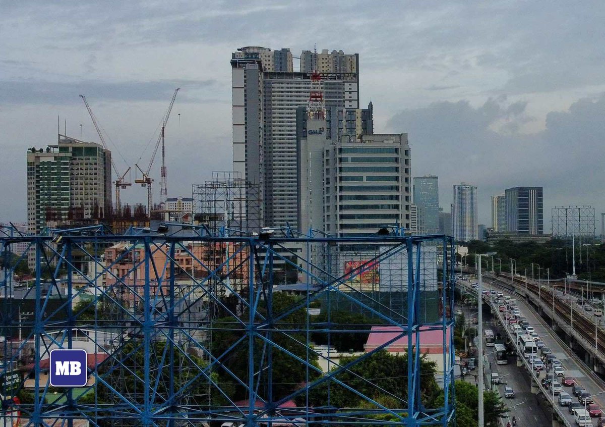 manilabulletin's tweet image. LOOK: Dark clouds were visible in the Metro Manila sky on Tuesday, September 17. 

According to PAGASA, Tropical Depression #GenerPH has intensified the Southwest Monsoon, bringing heavy rains and gusty winds to Metro Manila, Ilocos Region, Cordillera Administrative Region,…