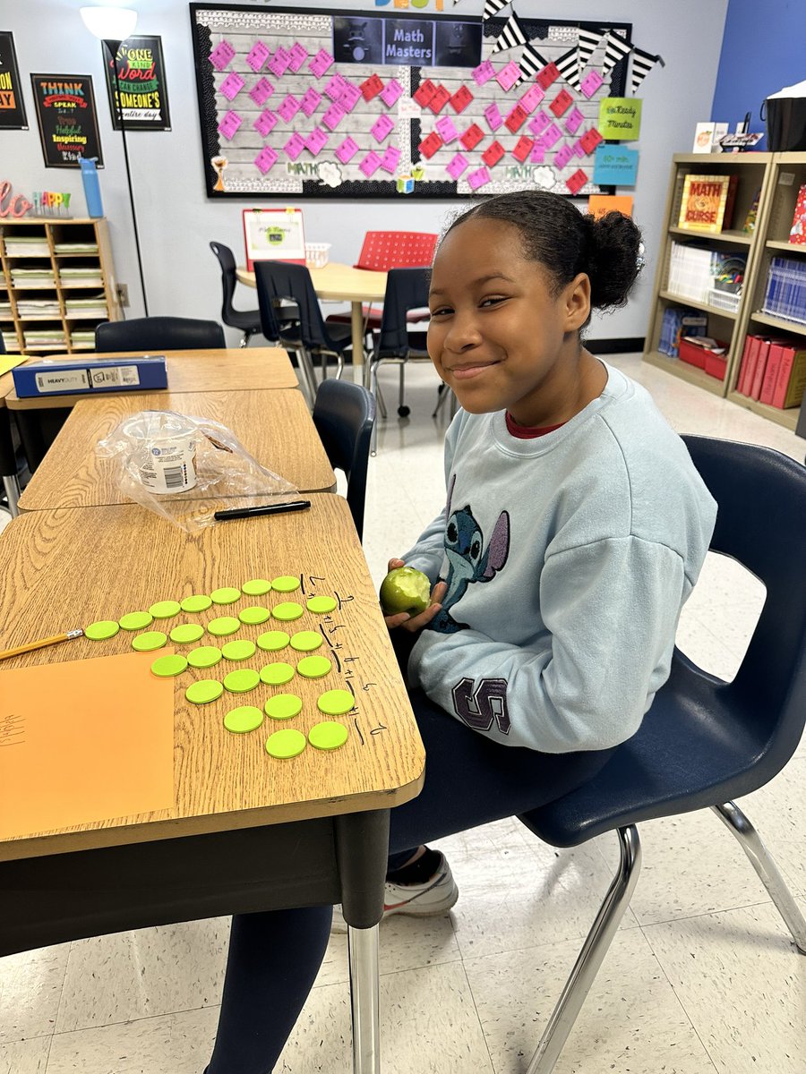 T_CRAW_'s tweet photo. Students enjoyed extending shape patterns today during our math whole group lesson. https://t.co/72WanjRymj