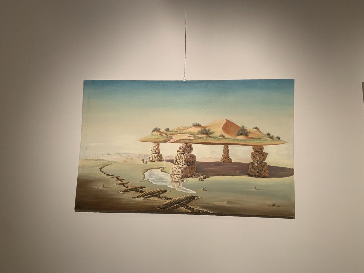 yaganaty's tweet photo. سوريالية خالد الصوينع ..
حظيت اليوم بدعوة عزيزة من الفنان القدير أستاذنا @Salehalnegedan لزيارة معرض أقل ما يمكن وصفه بأنه خزينة نادرة..أحببت سكون روح الفنان في عمق أعماله.
 عنوان المعرض كان موفق وعاكس لمحتواه فالتساؤلات الوجودية فعليا كانت تحف المكان. 
فسلام على أرواح الفنانين!! https://t.co/Io0oV3GsyW
