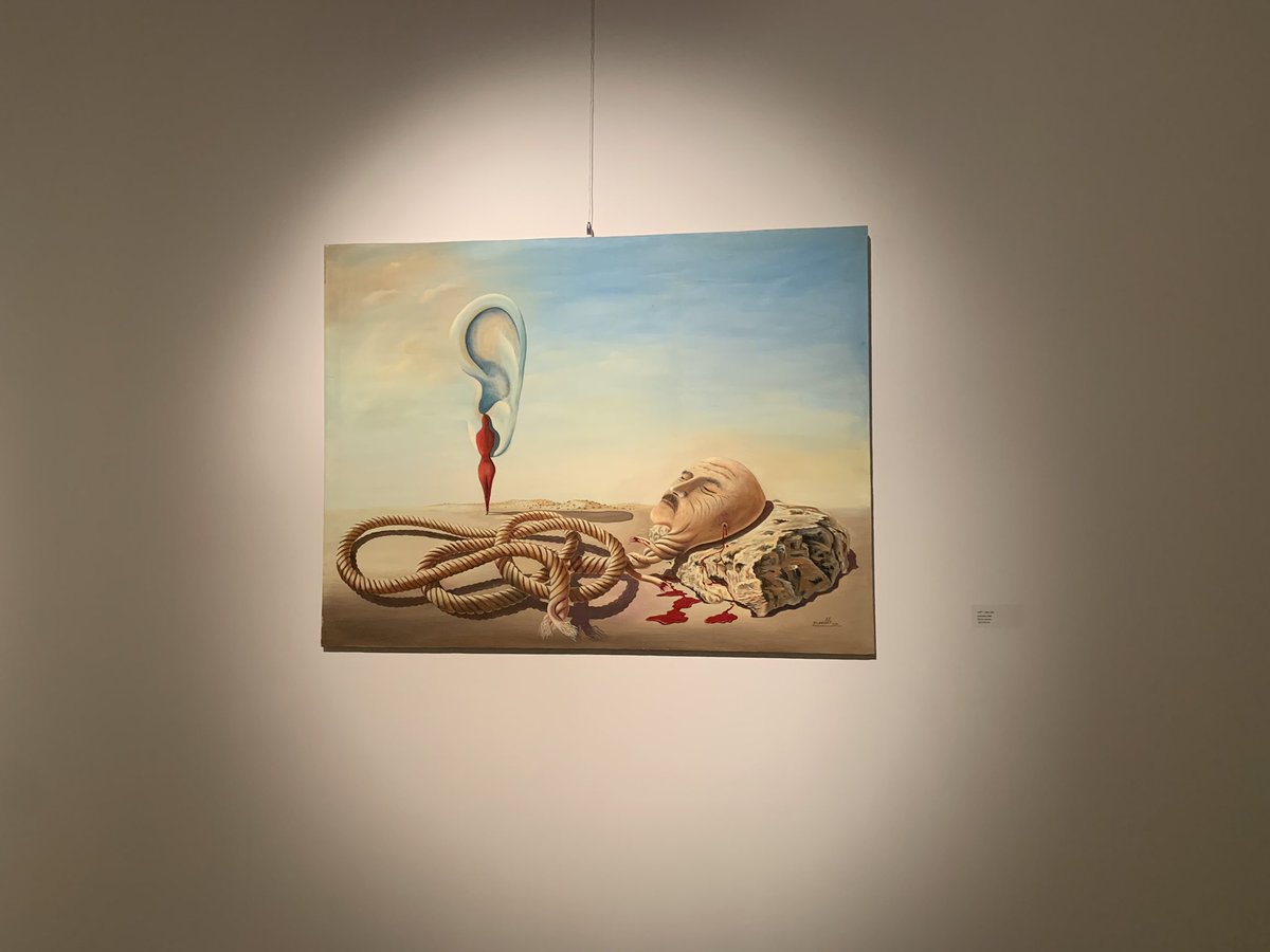 yaganaty's tweet photo. سوريالية خالد الصوينع ..
حظيت اليوم بدعوة عزيزة من الفنان القدير أستاذنا @Salehalnegedan لزيارة معرض أقل ما يمكن وصفه بأنه خزينة نادرة..أحببت سكون روح الفنان في عمق أعماله.
 عنوان المعرض كان موفق وعاكس لمحتواه فالتساؤلات الوجودية فعليا كانت تحف المكان. 
فسلام على أرواح الفنانين!! https://t.co/Io0oV3GsyW