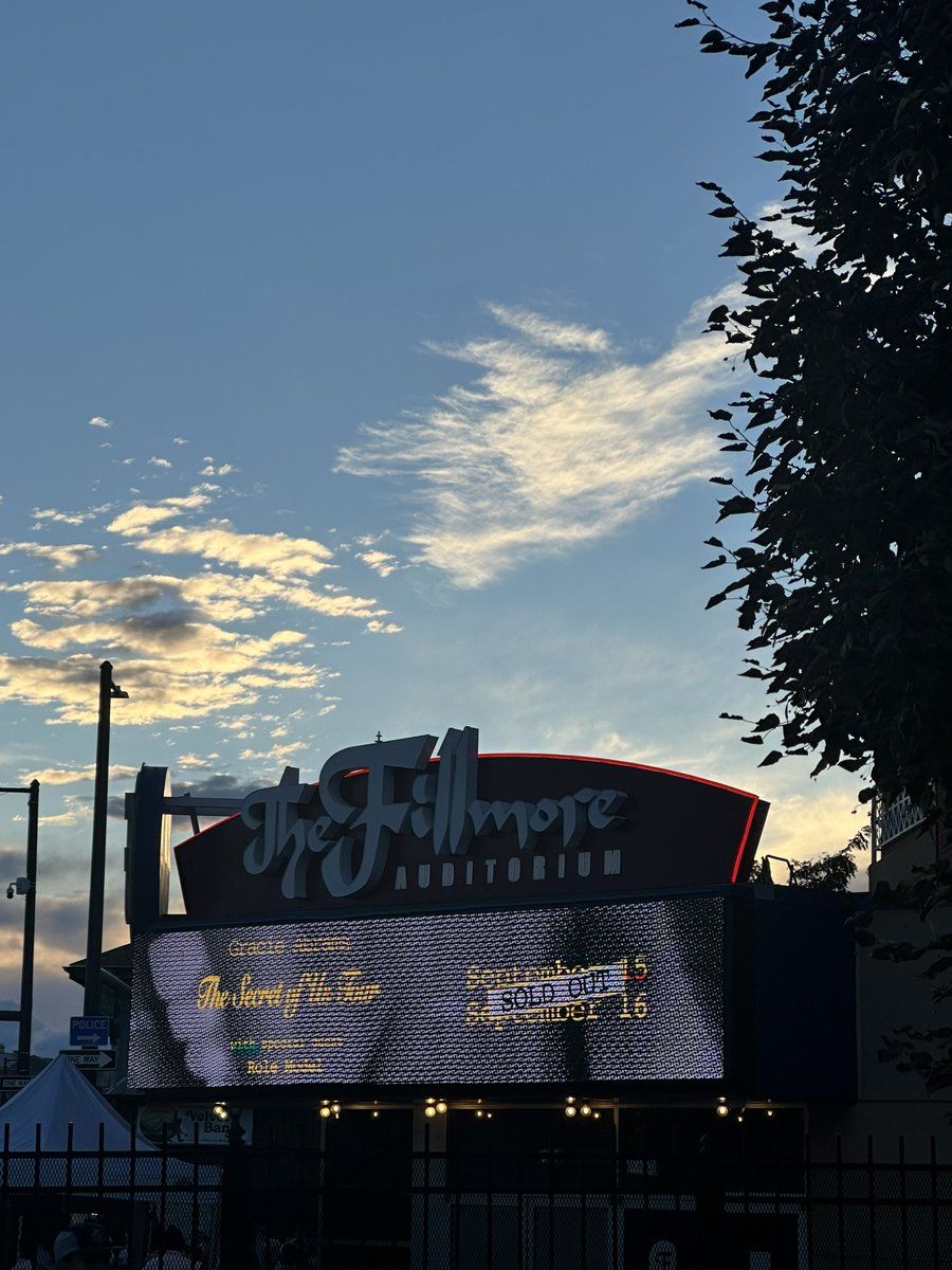vinylswift89's tweet photo. the sky is a mood #TSOUDenver @gracieshq https://t.co/PtXO33wgpV