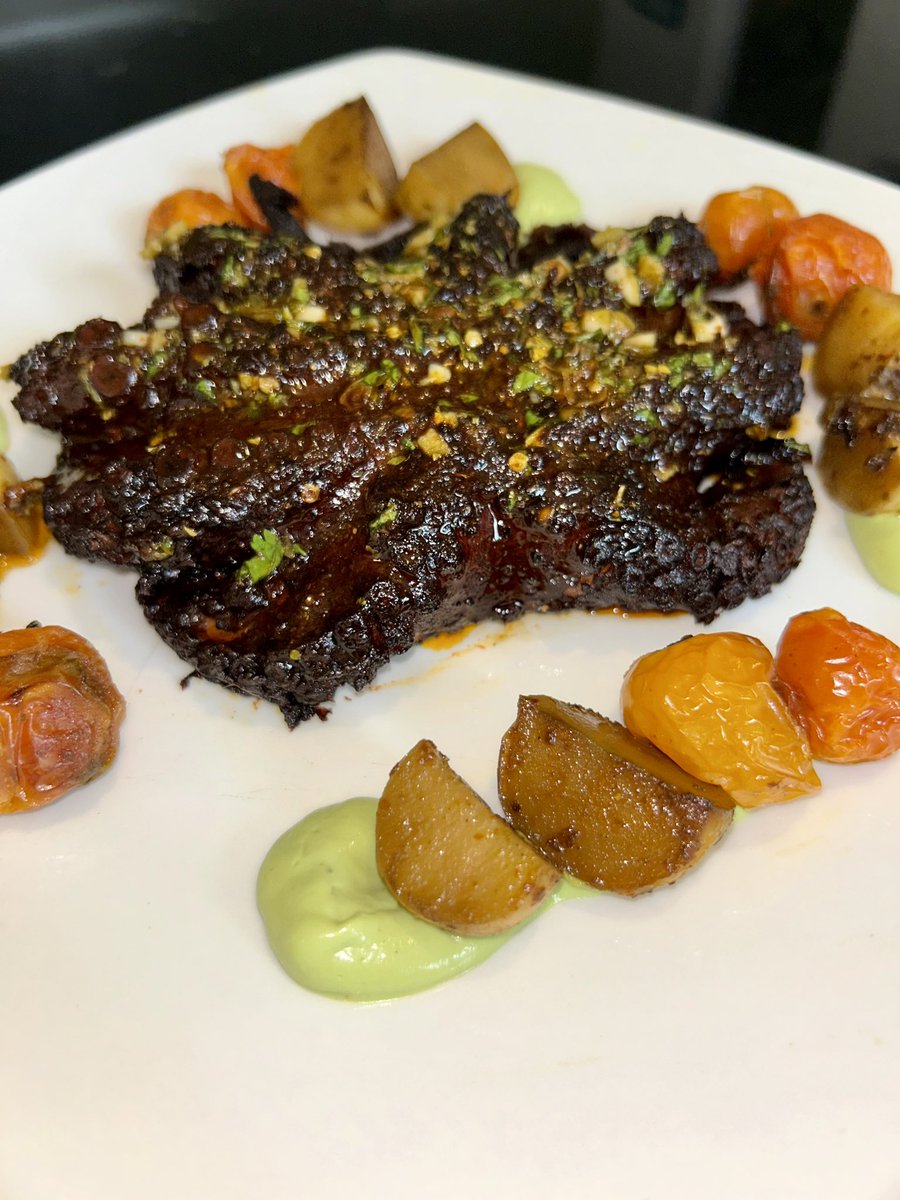 ReyGrill's tweet photo. Para festejar el mes patrio nos aventamos un pulpo adobado coronado con un chimichurri bien Sonorense, acompañado de papas cambray al ajillo, tomates cherrys confitados y un cremoso de aguacate. ¡VIVA MÉXICO! 🇲🇽 

Excelente tarde ¡Ánimo! 🙌🏻 https://t.co/v2zwAZ35Jo
