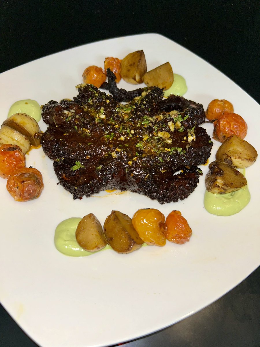 ReyGrill's tweet photo. Para festejar el mes patrio nos aventamos un pulpo adobado coronado con un chimichurri bien Sonorense, acompañado de papas cambray al ajillo, tomates cherrys confitados y un cremoso de aguacate. ¡VIVA MÉXICO! 🇲🇽 

Excelente tarde ¡Ánimo! 🙌🏻 https://t.co/v2zwAZ35Jo