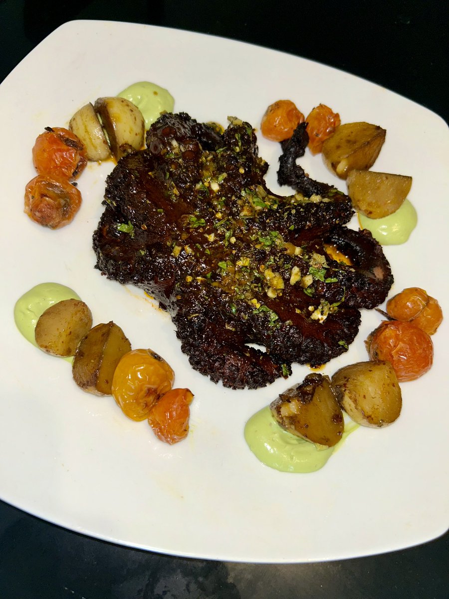 ReyGrill's tweet photo. Para festejar el mes patrio nos aventamos un pulpo adobado coronado con un chimichurri bien Sonorense, acompañado de papas cambray al ajillo, tomates cherrys confitados y un cremoso de aguacate. ¡VIVA MÉXICO! 🇲🇽 

Excelente tarde ¡Ánimo! 🙌🏻 https://t.co/v2zwAZ35Jo