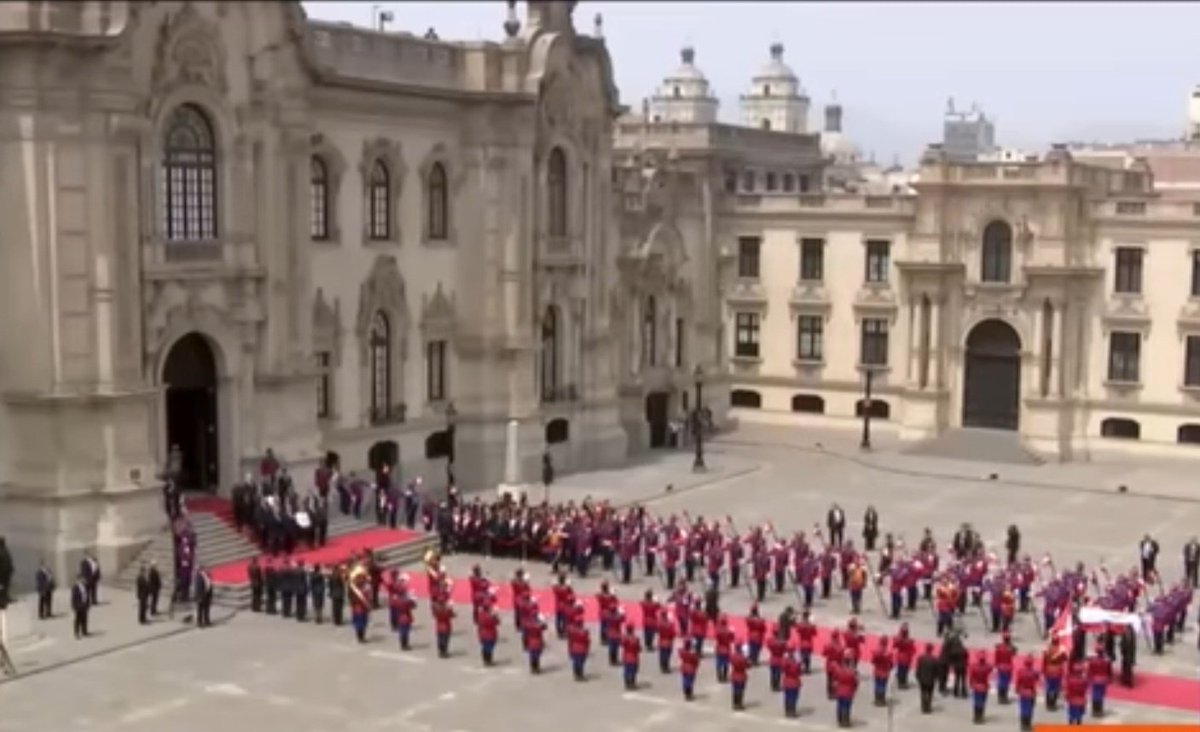 LejosCon's tweet photo. Pasan los dias y la histeria va dejando paso al análisis frio del regreso a palacio de un procesado y sentenciado por la justicia, para recibir los honores correspondientes a un presidente.¿Es un vacío en el protocolo o es simplemente una conchudez política más de Dina Boluarte? https://t.co/k2UOK28mKy