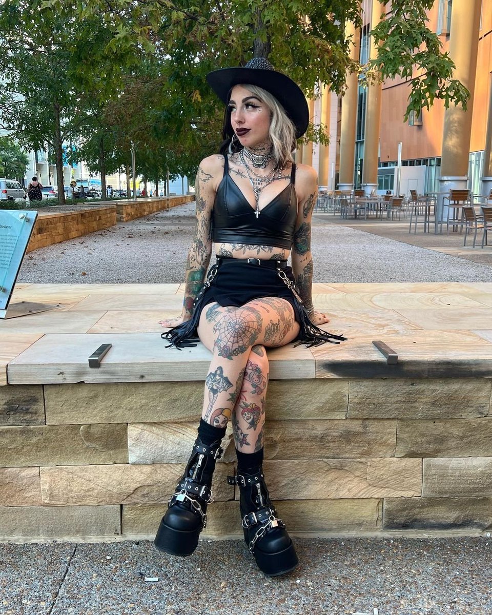 RockerInfluence's tweet photo. Who says you can't go on a date with your own son, hmm? 🖤 https://t.co/sHpGp35Dkg