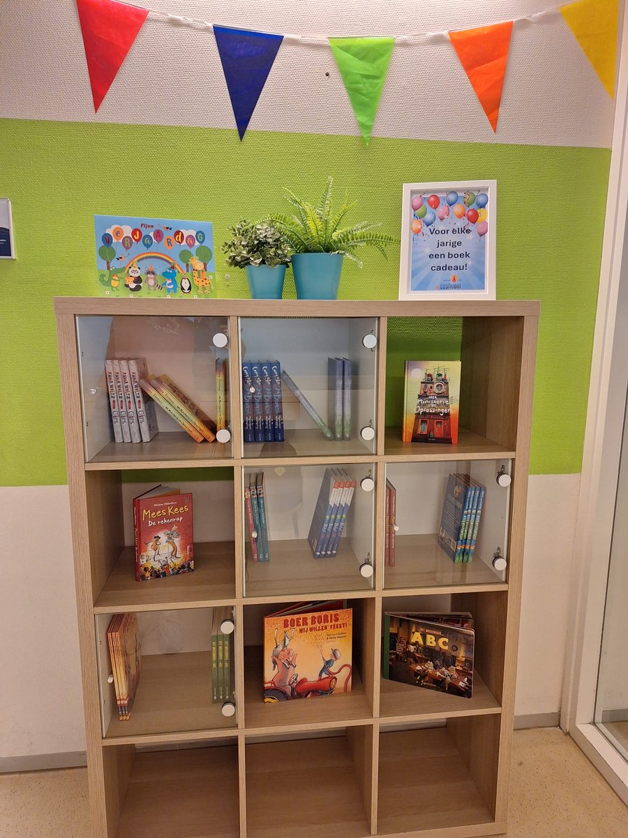 Wij vinden het belangrijk dat de leerlingen plezier hebben in het lezen. Lezen is ontspannend en goed voor de woordenschat. En, door lezen ontdek je de wereld. Daarom krijgen al onze leerlingen, vanaf dit schooljaar, een mooi leesboek cadeau als ze jarig zijn <a href="/Proloog_lwd/">Proloog basisonderwijs</a>