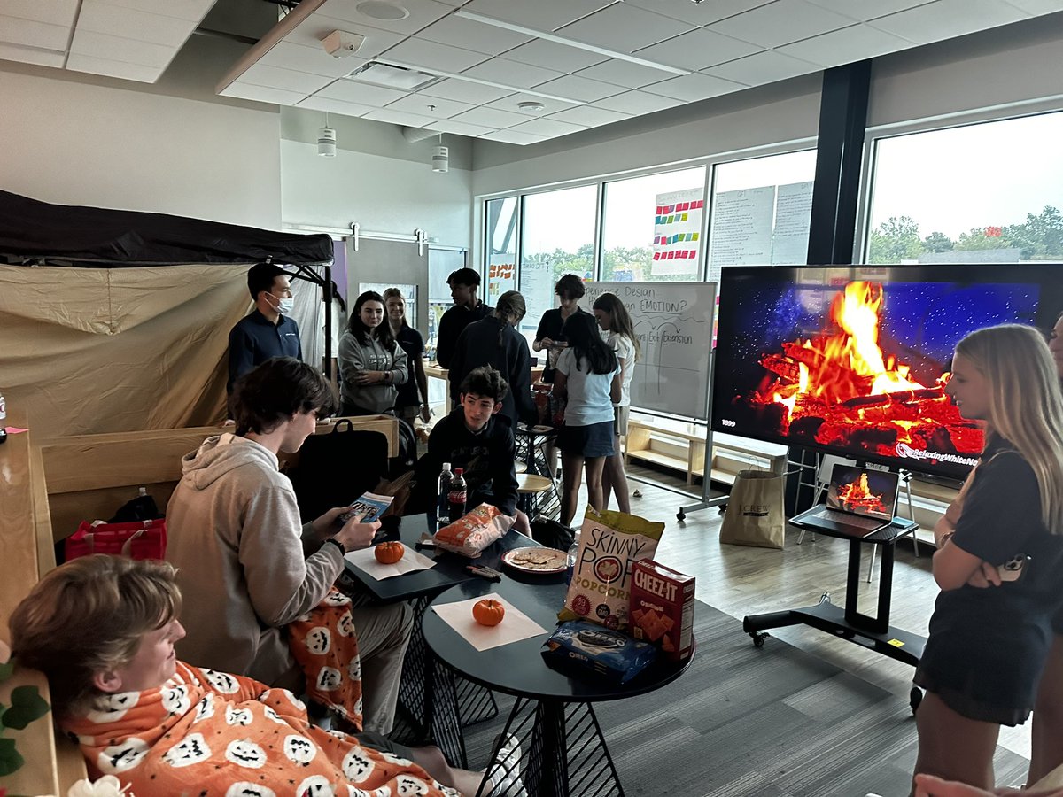 emilynwilcox's tweet image. G9 King Cohort took what they’ve been learning about Experience Design to create 5 minute relaxing, immersive experiences for the upperclassmen on our iD Leadership Team! iDLT members enjoyed snacks, songs, vibes, etc from the first deployed G9 project. #PBL #experiencedesign