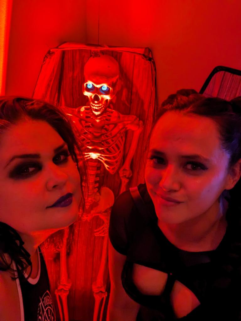 Introducing Sisi to my boyfriend at the last <a href="/coffin_club_yvr/">Coffin Club Vancouver</a> 💀🖤