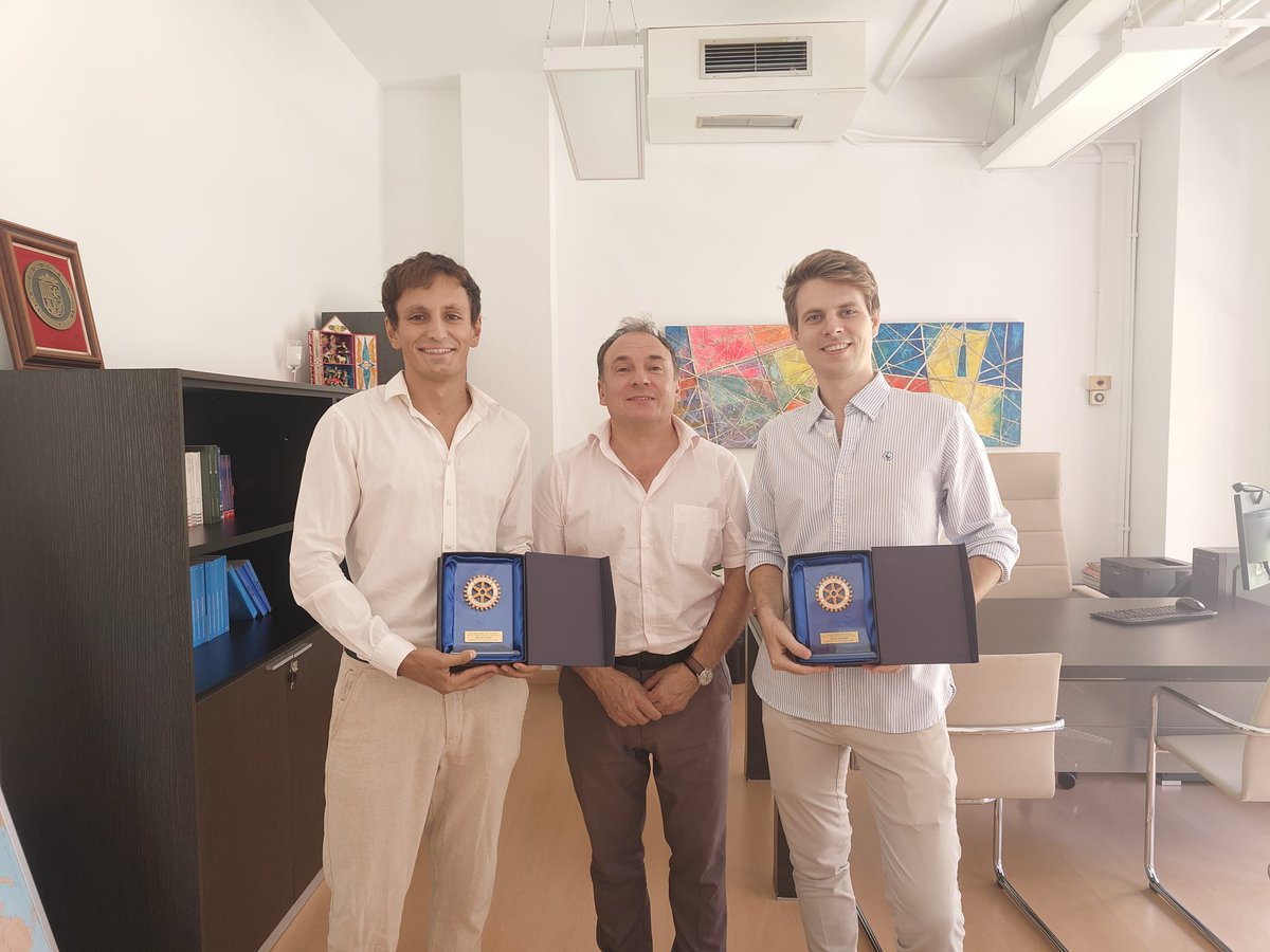 tunaderalic's tweet photo. Hoy 16 de Septiembre de 2024, la Tuna de Derecho de la Facultad de Derecho ha tenido una reunión con el Muy Ilustre Decano de nuestra Facultad.

Nuestro Jefe de Tuna, Carlos ( alias 64) y VLAD muestran los premios conseguidos en Xátiva. https://t.co/wlYRB2YW4j