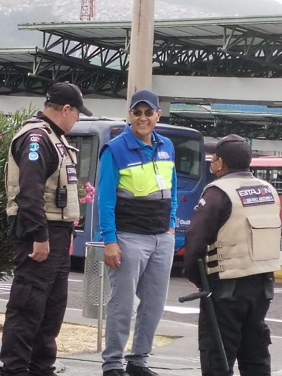 CICLEADASELREY's tweet photo. @TransporteQuito @movilidadquito_ @SeguridadeQuito @pabelml hoy 16aep bajabamos peatones por Av. río coca, el ecovía se pasó la luz roja para ingresar a la estación a mi reclamo el funcionario de la foto y los guardias se burlaron y me agredieron a empujones y amenazas con teaser https://t.co/wZzyAcRnie