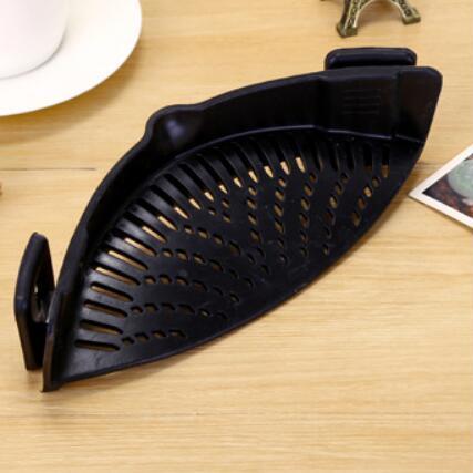 UnicunShop's tweet image. Say goodbye to bulky colanders! 👋 This clip-on strainer turns ANY pot into a draining superhero.  🤯  Less mess, more space!  Get yours here: unicun.com/product/silico… #kitchenhacks #cookinggadgets #must have 🍳