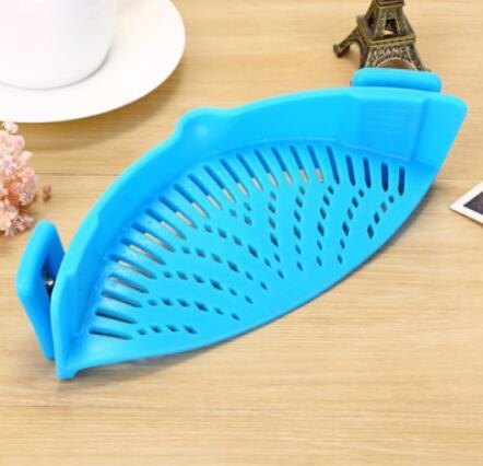 UnicunShop's tweet image. Say goodbye to bulky colanders! 👋 This clip-on strainer turns ANY pot into a draining superhero.  🤯  Less mess, more space!  Get yours here: unicun.com/product/silico… #kitchenhacks #cookinggadgets #must have 🍳