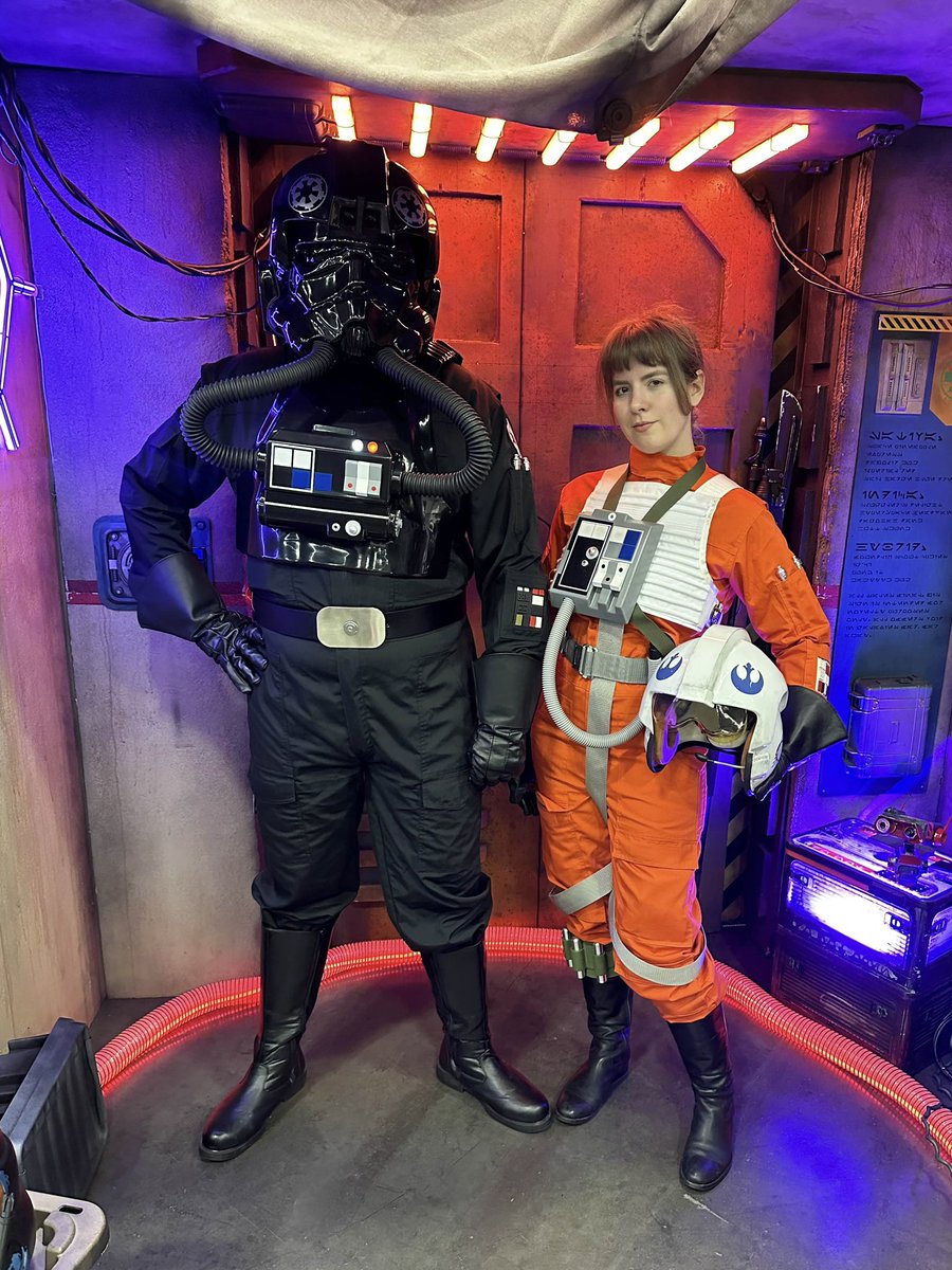 I’m thankful to have packed my rebel pilot kit for Rose City Comic Con. There were so many folks in their Star Wars cosplays. It was amazing to see them all 🧡
