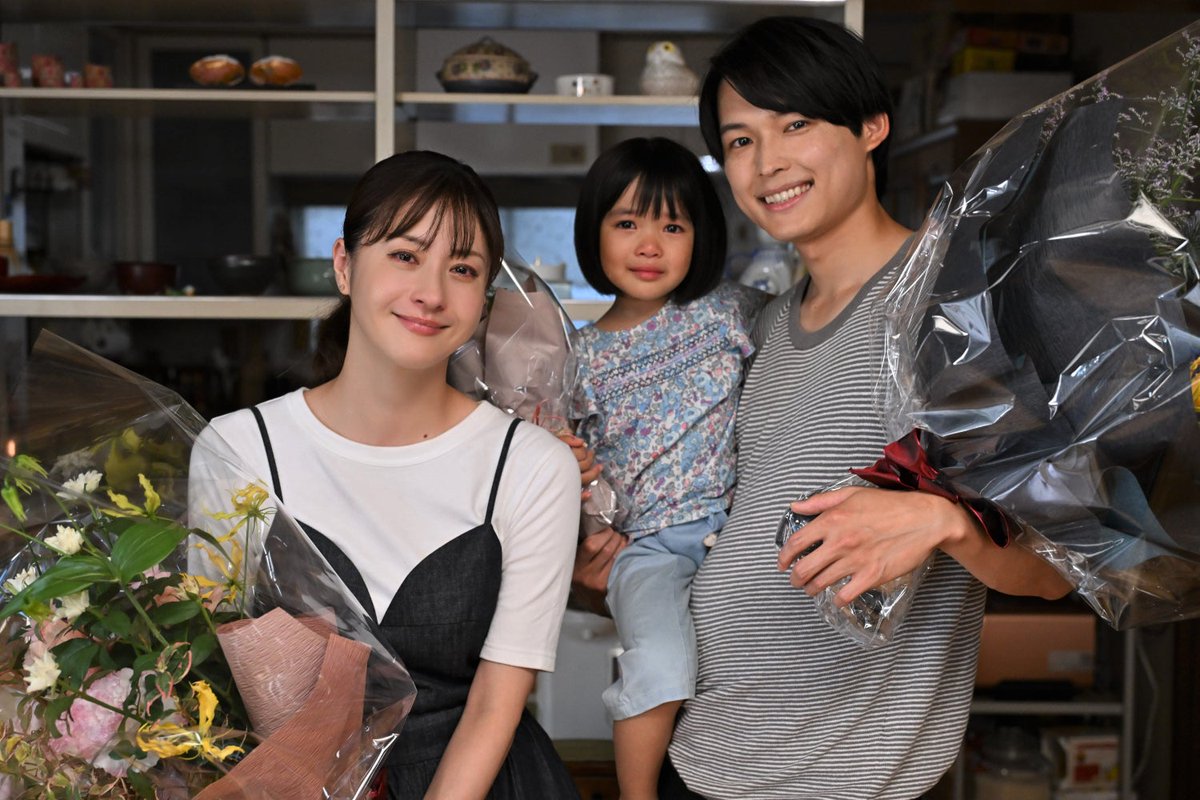 modelpress's tweet image. 「#西園寺さんは家事をしない 」クランクアップ💐
松本若菜・SixTONES松村北斗・倉田瑛茉、涙と笑顔のラスト✨️
🔻記事
mdpr.jp/drama/4377786
松本💬
最高な、幸せな日々でした
松村💬
またどこかでお会いできるよう頑張ります!
倉田💬
バイバイするの寂しいです
#ほっくん #えまちゃん