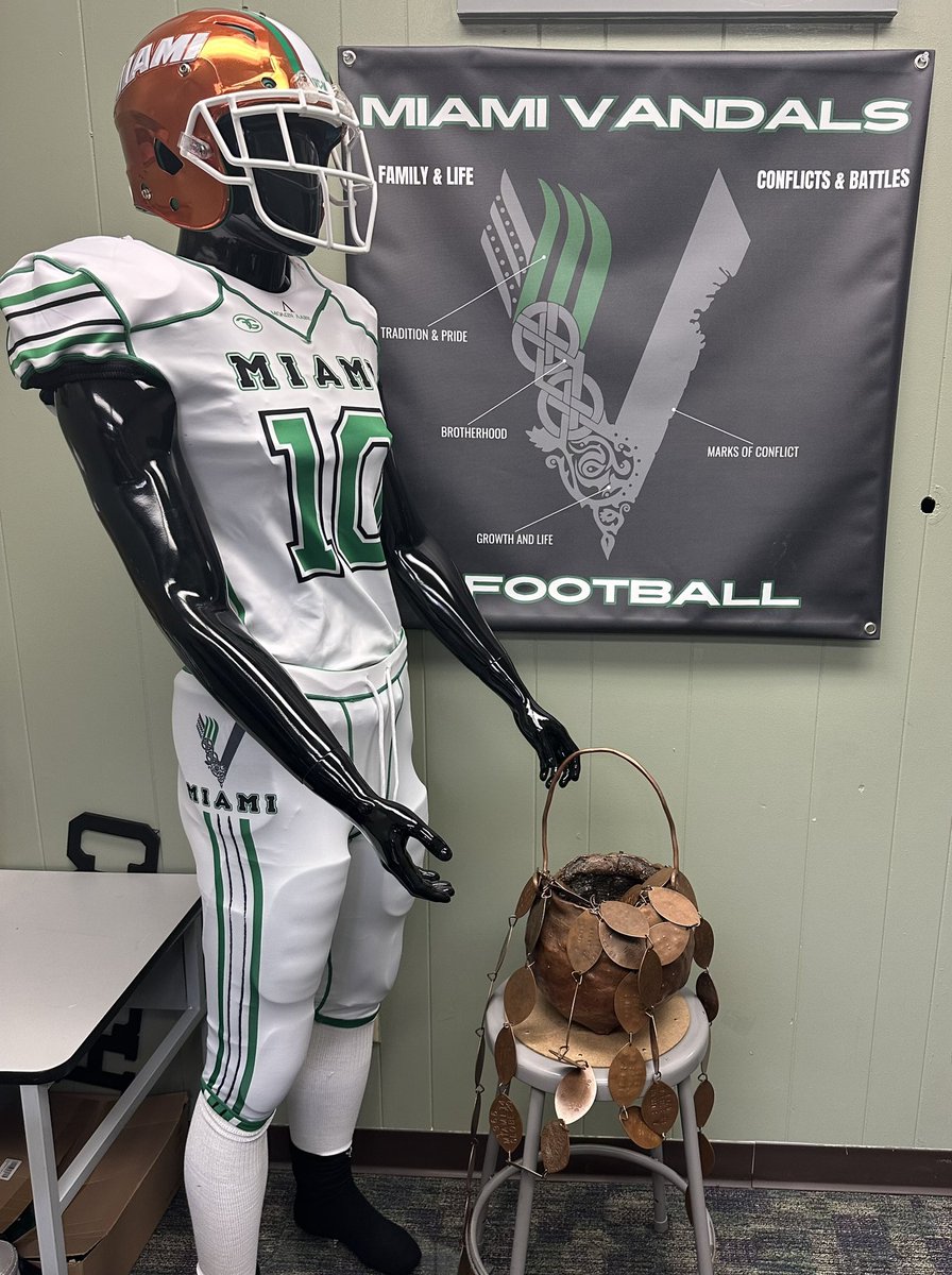 CoachBPowell11's tweet photo. 101 years of HS football rivalry face off again this Friday as Miami Vandals take the 4 mile ride to take on the Globe Tigers. Vandals will be in all white. Copper helmets were scratched, some see too much orange. Even though copper the reason Miami AZ exists! https://t.co/9nhfKFQD8P
