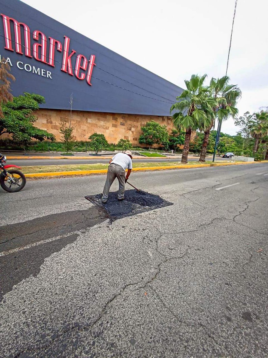📣 Como parte de nuestro Programa Permanente de Bacheo, el <a href="/CuernavacaGob/">Municipio Cuernavaca</a>, a través de la Dirección de Infraestructura Urbana👷🏻‍♂️ realizó trabajos de bacheo en las siguientes zonas: