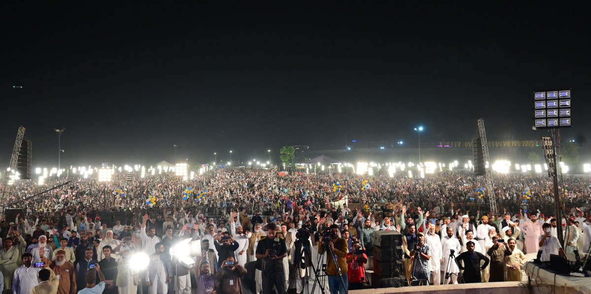 DrHassanQadri's tweet photo. منہاج القرآن انترنیشنل کی سپریم کونسل کے چیئرمین ڈاکٹر حسن محی الدین قادری نے مینارِ پاکستان کے تاریخی سبزہ زار میں منعقدہ 41ویں عالمی میلاد کانفرنس سے خطاب کرتے ہوئے کہا کانفرنس میں شریک تمام معزز مہمانِ گرامی بالخصوص عرب شیوخ کا شکریہ ادا کیا اور کہا کہ میں تہہ دل سے اس مبارک محفل کے انعقاد پر سب کو مبارک باد پیش کرتا ہوں۔

چیئرمین سپریم کونسل نے اپنی گفتگو کا آغاز عرب کے دورِ جاہلی سے کیا، انہوں نے کہا کہ ماضی کے جھروکوں میں ڈیڑھ ہزار سال قبل عرب کے معاشرے کی یہ حالت تھی کہ ظلم و بربریت کی آماجگاہ تھا۔ عصرِ جاہلی ایک ایسا معاشرہ تھا جہاں لوگوں کے درمیان احساس و مروت نام کی کوئی چیز نہیں تھی۔ وہ ایک ایسا معاشرہ تھا جہاں قتل و زنا کو جُرم تصور نہیں کیا جاتا تھا۔ وہ ایک ایسا معاشرہ تھا جہاں خون بہانے سے کوئی باز نہیں آتا تھا۔ دورِ جاہلیت ایسا معاشرہ تھا  جہاں بنتِ حوال بد حالی کی زندگی گزار رہی تھی۔ ایسے معاشرے میں عورت کو ذرا سی بات پر طلاق دی جاتی تھی۔ وہ ایک ایسا معاشرہ تھا جہاں اصل حقیقت مسخ ہو چکی تھی۔ جہاں لوگ اپنے حسب و نسب پر صرف فخر و غرور کرنا جانتے تھے۔

انہوں نے کہا کہ ایک ایسا معاشرہ جہاں لوگ فتنے، فساد اور  مختلف برائیوں کے اندر  گِرے ہوئے تھے۔ ایسے  معاشرے میں ایک حسین و جمیل چہرے والا، ایک شہزادہ  پیدا ہو جاتا ہے۔ جو باطل کے مقابلے میں حق کو ثابت کرتا ہے۔ جو صدق ِ مقال اور حُسن گفتار کا درس دیتا ہے۔ جب لوگ جھوٹ بول رہے ہوتے ہیں، وہ سچائی کا درس دیتا ہے۔ وہ غیبت سے  لوگوں کو دور رہنے کی تلقین کرتا ہے۔ وہ ہر قسم کی سماجی و معاشرتی برائیوں سے دور رہتا ہے۔ ایسے معاشرے میں جہاں لوگ دوسروں کے حقوق کا استحصال کرتے ہیں وہ لوگوں کی اعانت و مدد  اور اُن کو سہارا دیتا ہے۔ وہ ہستی امن و سلامتی کا پیکر بن کر آتا ہے۔ وہ بزمِ کون و مکان کو سجانے والا کون ہے؟ وہ رسول اللہﷺ کی ذاتِ گرامی ہے جب آپ پیدا ہوئے تو تمام کائنات روشن ہو گئی۔

اختتام پر چیئرمین سپریم کونسل نے صراطِ مستقیم کی تفسیر کرتے ہوئے کہا کہ: بے شک صراطِ مستقیم محمدﷺ ہیں۔ ذکر اللہ سے مراد محمدﷺ ہیں۔ رحمۃ للعالمین سے مراد  محمدﷺ کی ذاتِ گرامی ہے۔

عالمی میلاد کانفرنس میں لاکھوں کی تعداد میں عاشقانِ مصطفیٰ (مرد و خواتین) شریک ہیں۔

#41stMawlidConference #RabiulAwwal #MawlidunNabi #ProphetMuhammad #EidMiladUnNabi #MinarePakistan #Lahore